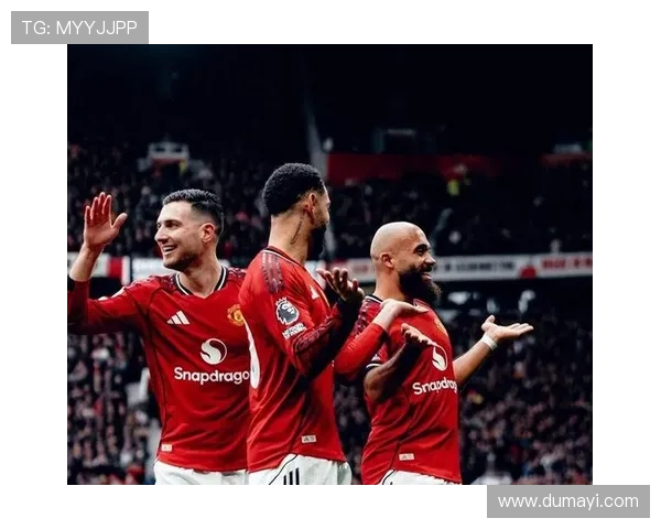 曼联76岁球迷被迫让座引争议 曼联76岁球迷被迫让座引争议